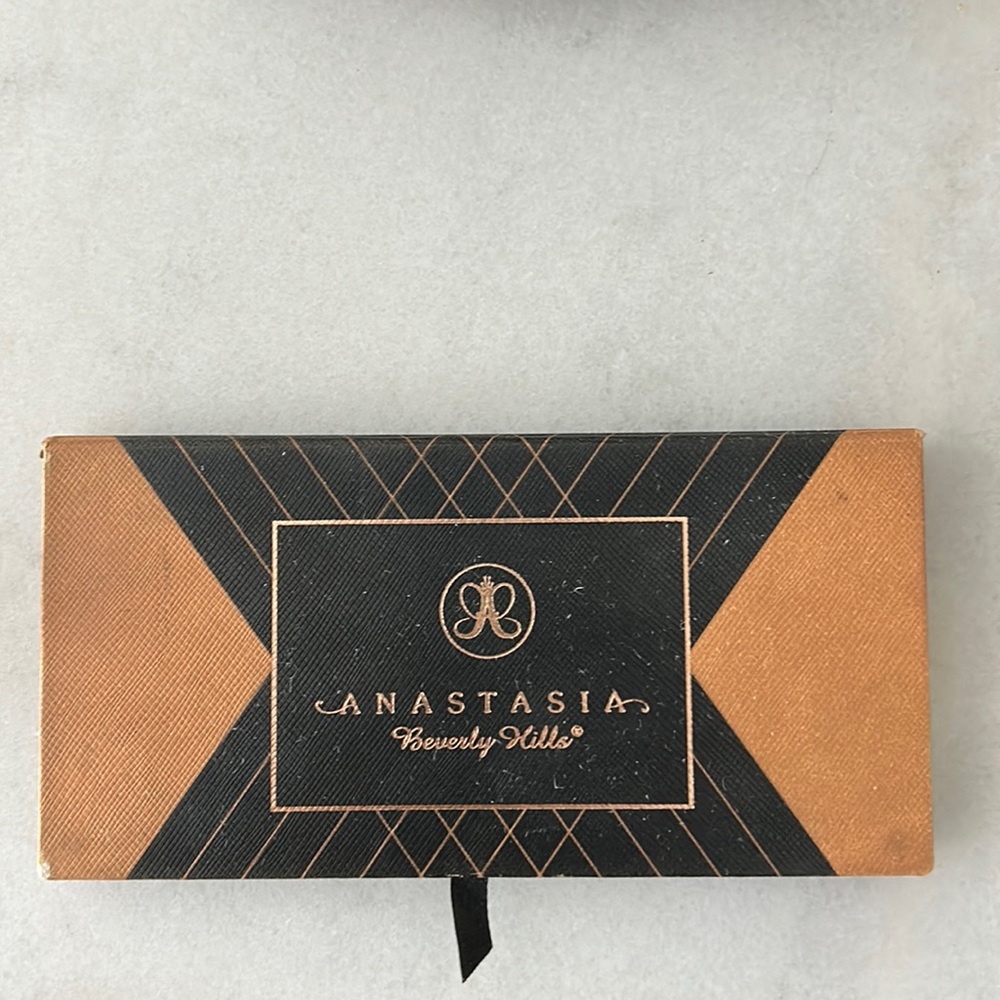 ABH World Traveler eyeshadow palette - Picture 2 of 3